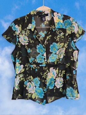 🩵Y2K Semisheer Floral Chiffon Tailored Top With Buttons And Flowy Cap Sleeves🩵